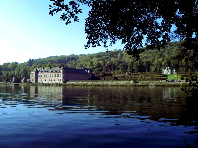Le château de Freÿr sur la Haute Meuse près de Waulsort, un paradis pour les randonneurs et les fans d'escalade!