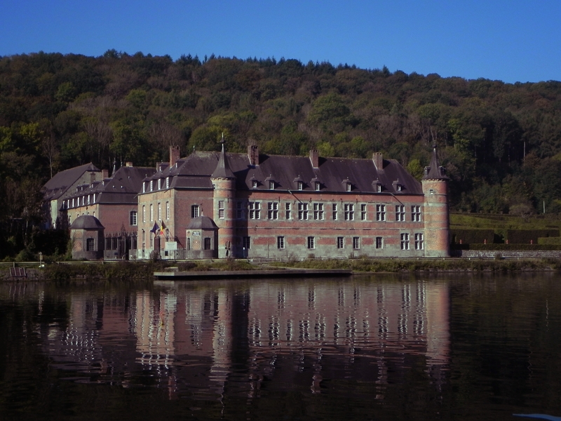 Le château de Freÿr sur la Haute Meuse près de Waulsort, un paradis pour les randonneurs et les fans d'escalade!
